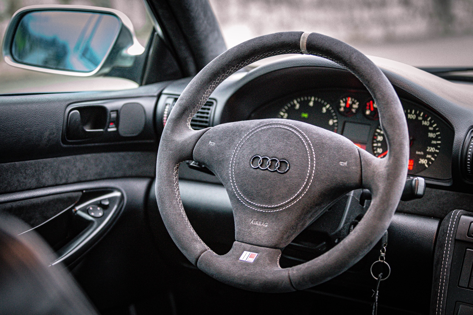 Originales Audi-Lenkrad mit analogen Instrumenten im klassischen Innenraum