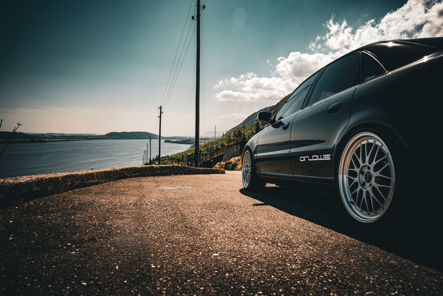 Tiefergelegter Audi 80 mit klassischen Felgen an einer Schweizer Uferstrasse
