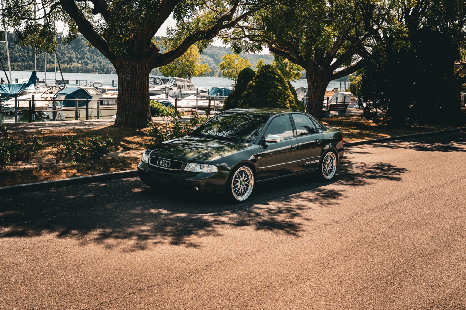 Originaler tiefergelegter Audi 80 unter Bäumen am Schweizer Seeufer