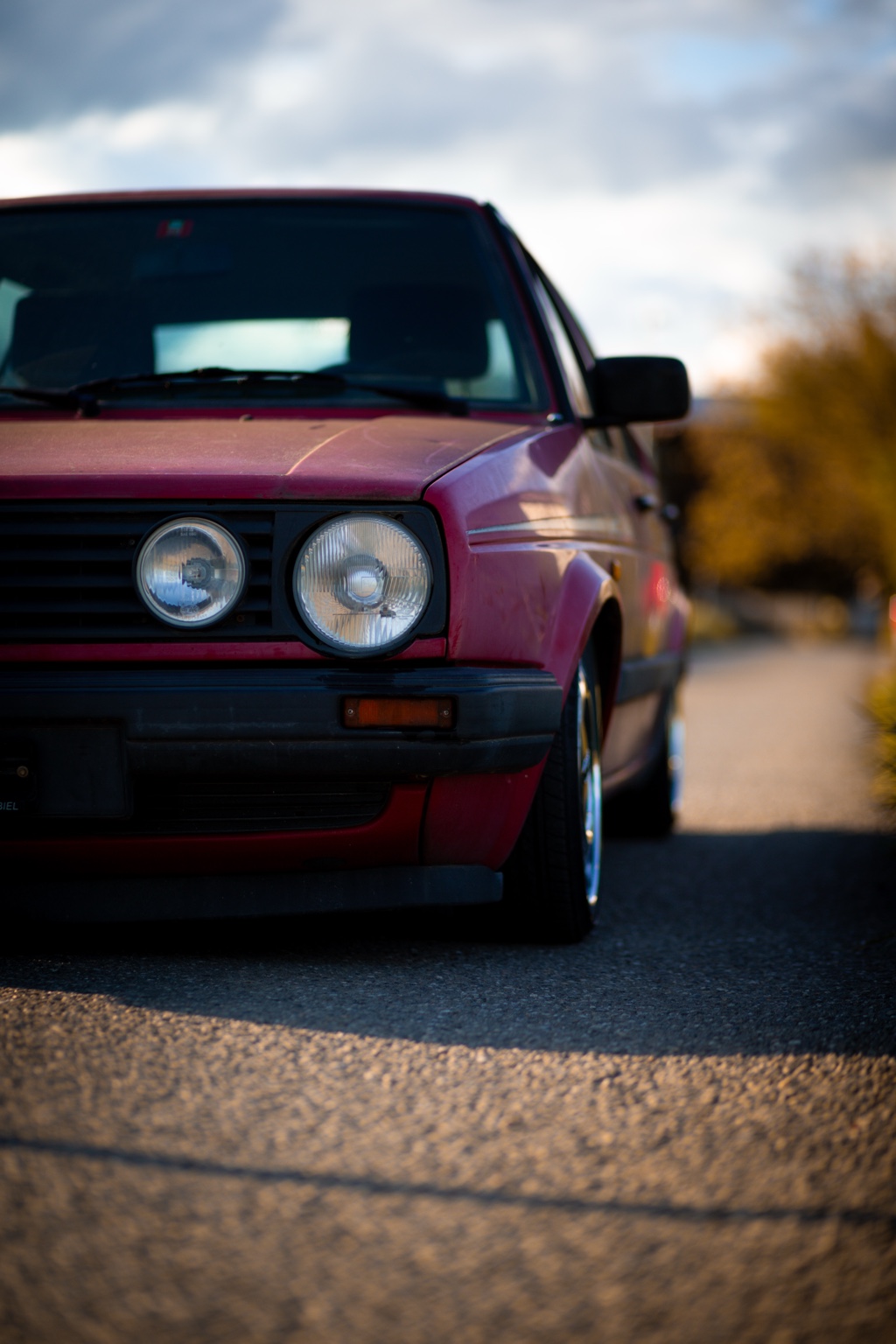 Detailaufnahme des pinken VW Golf II mit klassischen Doppelscheinwerfern