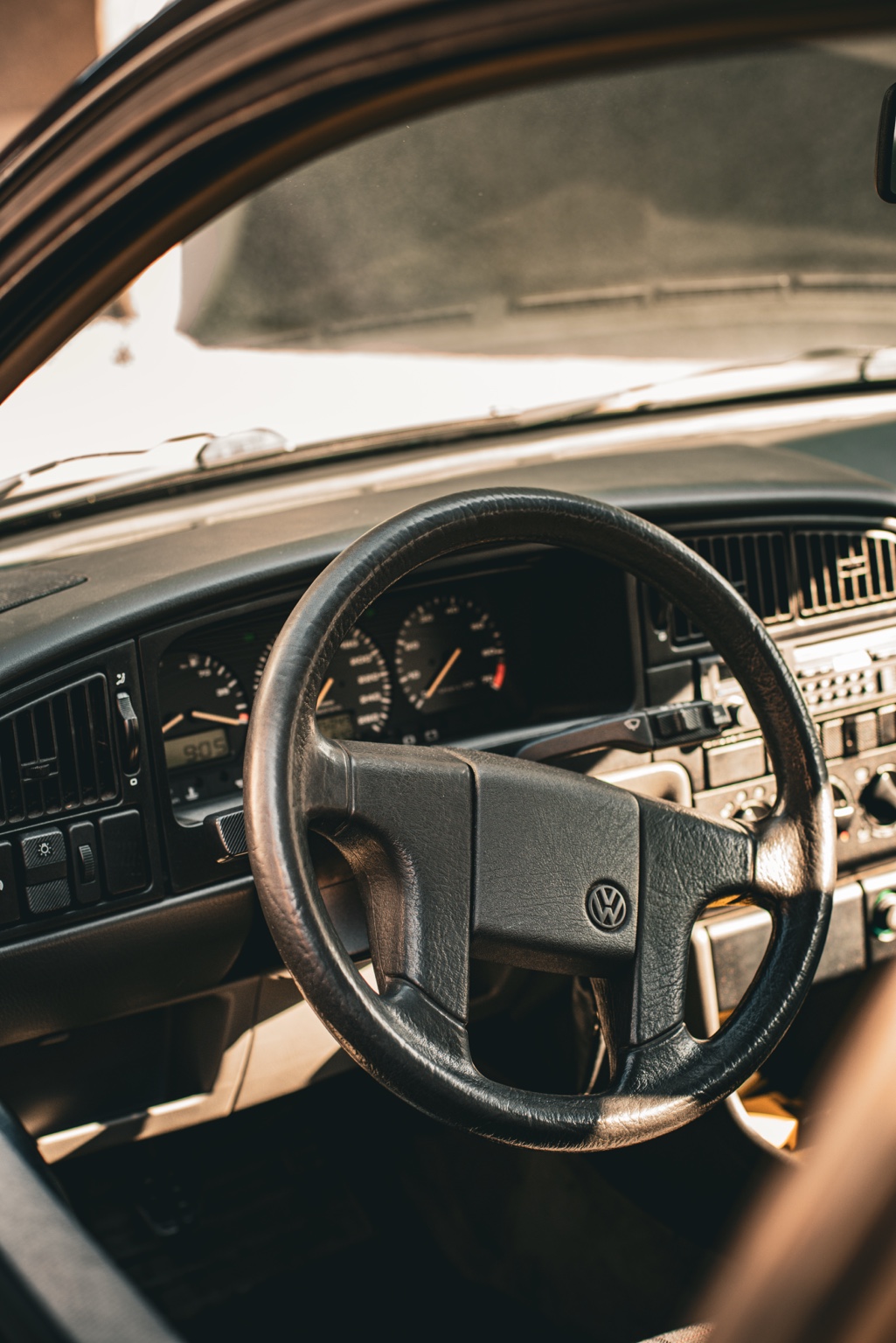 Originales Volkswagen-Lenkrad und analoge Instrumente im klassischen Cockpit