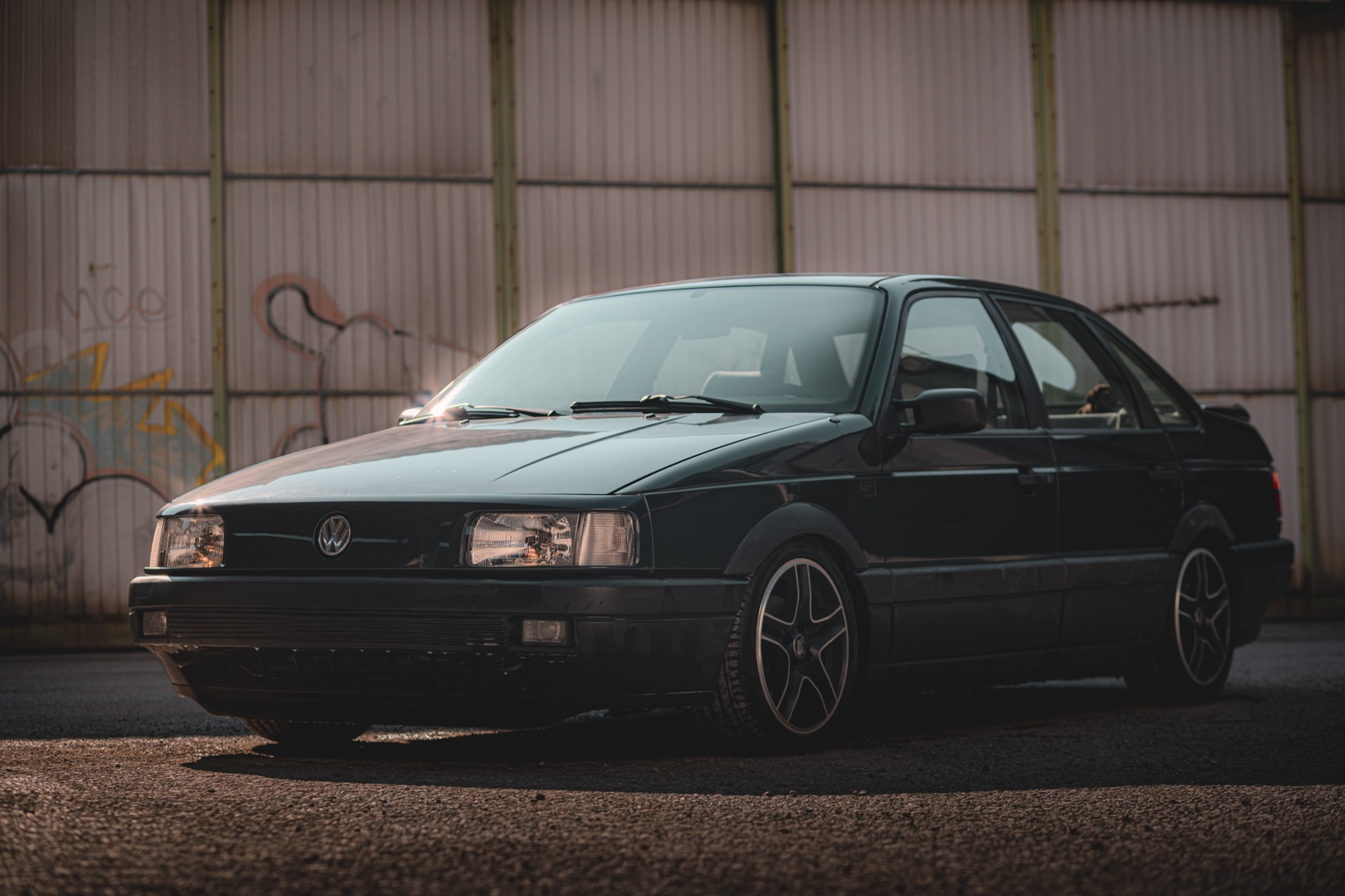 Originaler schwarzer tiefergelegter VW Passat 35i aus der Lowlife-Garage
